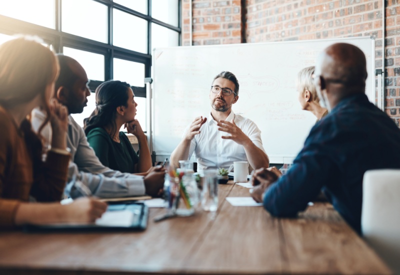 persone in riunione che ascoltano un relatore