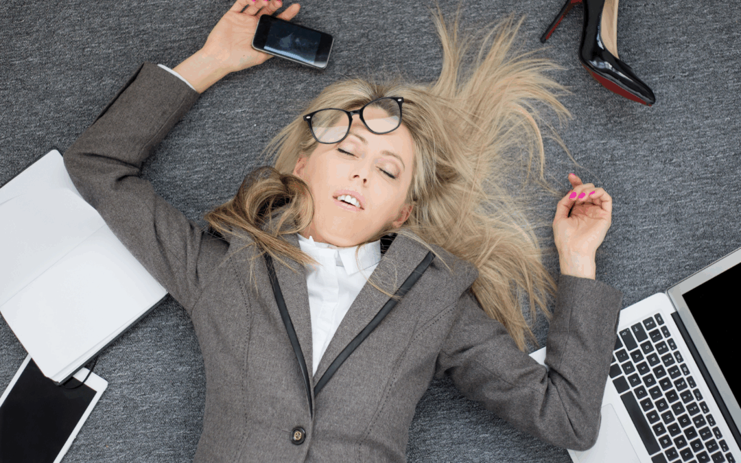 Donna svenuta a terra con cellulare in mano, tablet e pc vicino a lei